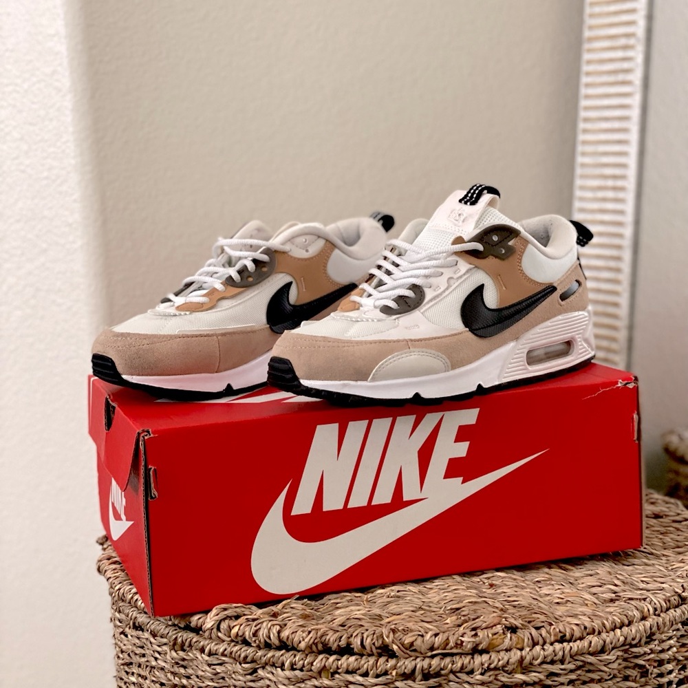 NIKE AIR MAX Futura